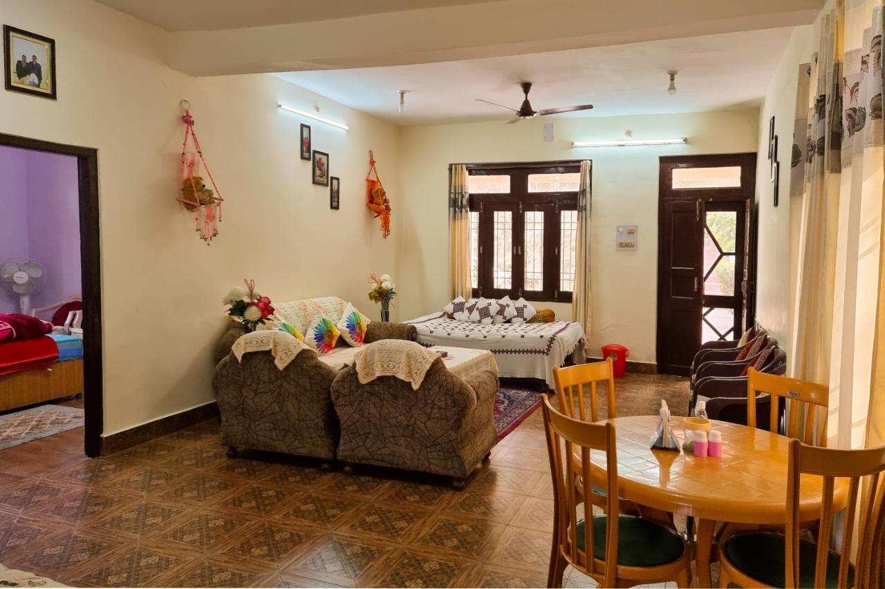 Aditya Homestay 댈하우지 외부 사진